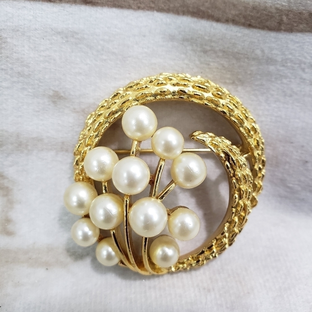 Vintage Trifari Gold Tone Faux Pearl Textured Swirl Brooch Pin 2" Domed